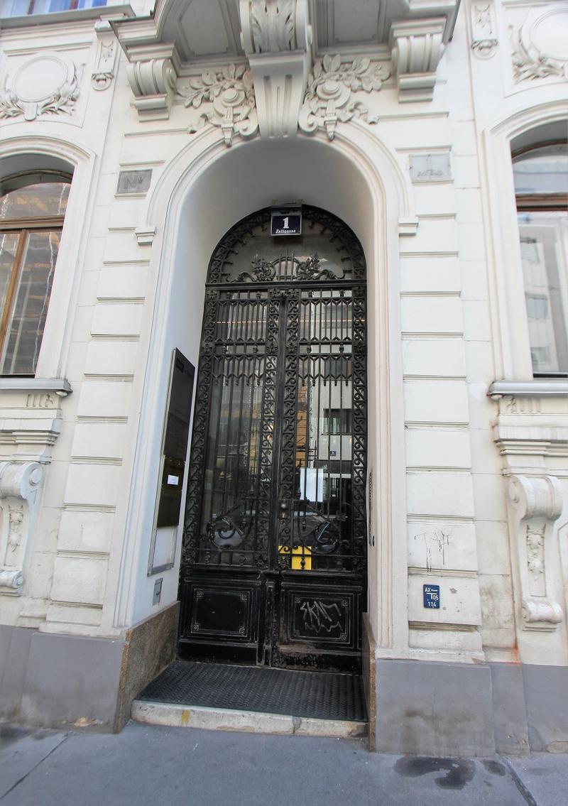 Fritz Lang Home front entrance - Vienna - History's Homes