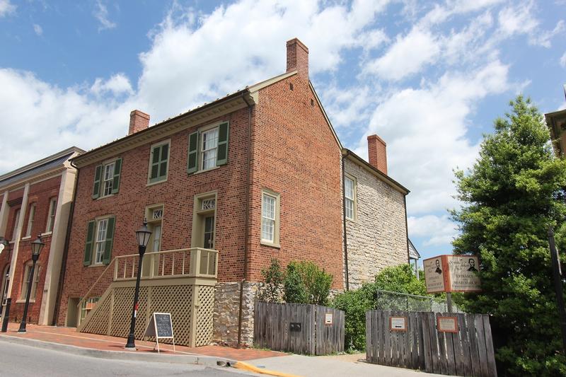 Stonewall Jackson House side - Lexington - History's Homes