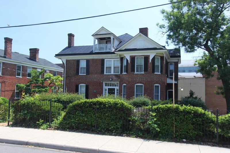 Georgia O'Keeffe Home side view - Charlottesville - History's Homes