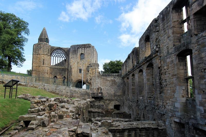 Dunfermline Abbey - Scotland - History's Homes